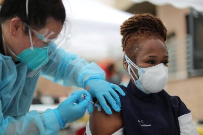 La enfermera Nicole Monk, de 44 años, recibe una vacuna contra COVID-19 en el refugio para personas sin hogar LA Mission, en Skid Row, en Los Ángeles (REUTERS/Lucy Nicholson)