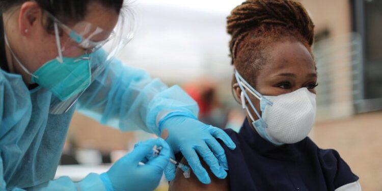 La enfermera Nicole Monk, de 44 años, recibe una vacuna contra COVID-19 en el refugio para personas sin hogar LA Mission, en Skid Row, en Los Ángeles (REUTERS/Lucy Nicholson)
