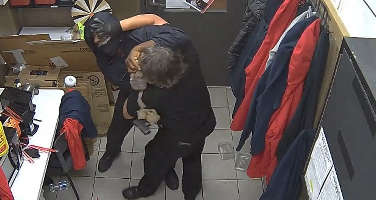 CONDUCTOR DE CHICK-FIL-A LUCHA CONTRA UN LADRÓN ARMADO DURANTE VARIOS MINUTOS DENTRO DE LA TIENDA