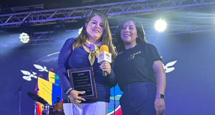 La periodista Irene Díaz-Bazán, directora de Prensa Atlanta Global y de la revista Raíces fue distinguida con un premio especial