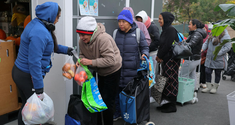 Millones de estadounidenses pierden acceso a cupones de alimentos en medio del cierre del gobierno